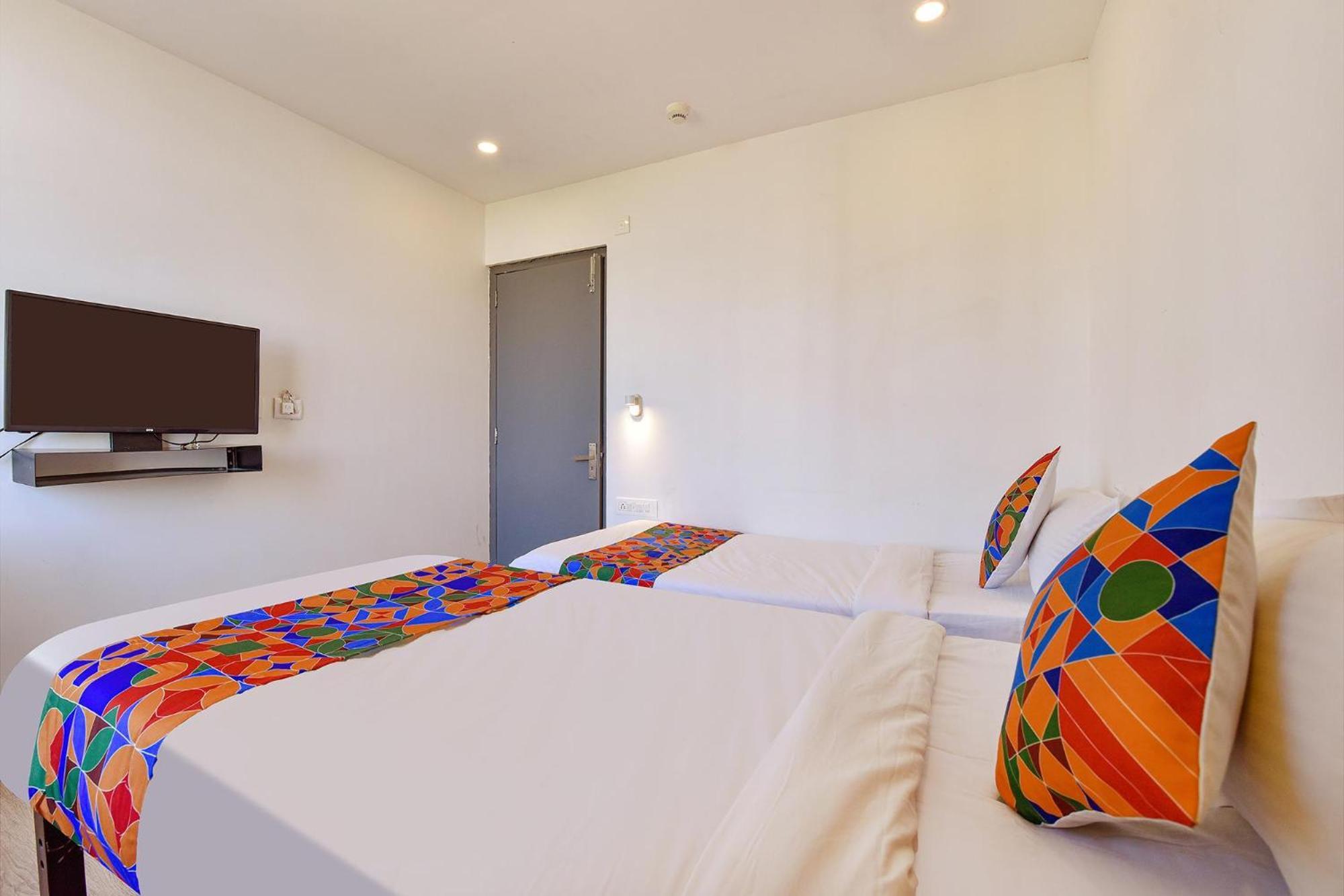 Fabhotel Ny Townhouse Ahmedabad Exteriör bild